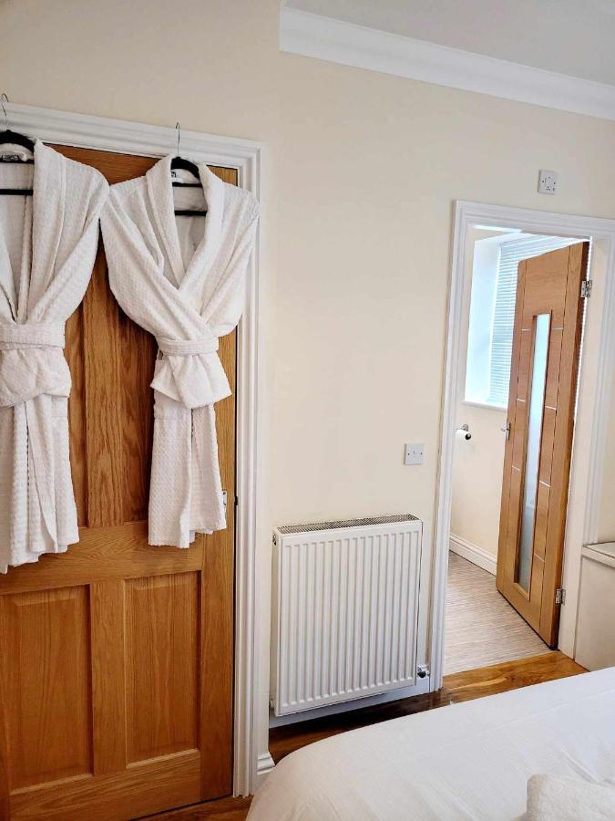 Exquisite Kings: Dual En-Suite Apartment Near Town & Transport Darlington  Exterior photo