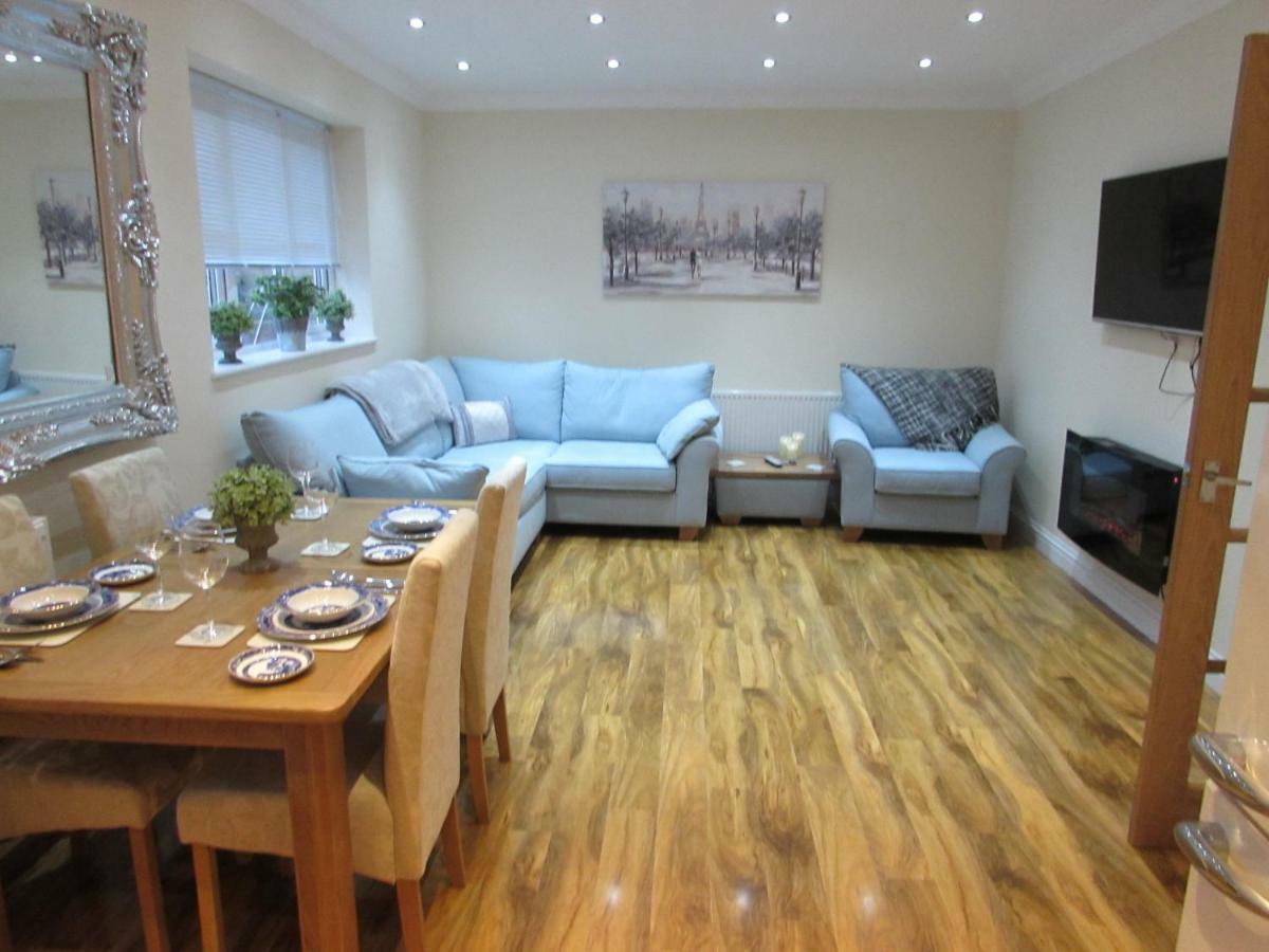 Exquisite Kings: Dual En-Suite Apartment Near Town & Transport Darlington  Exterior photo